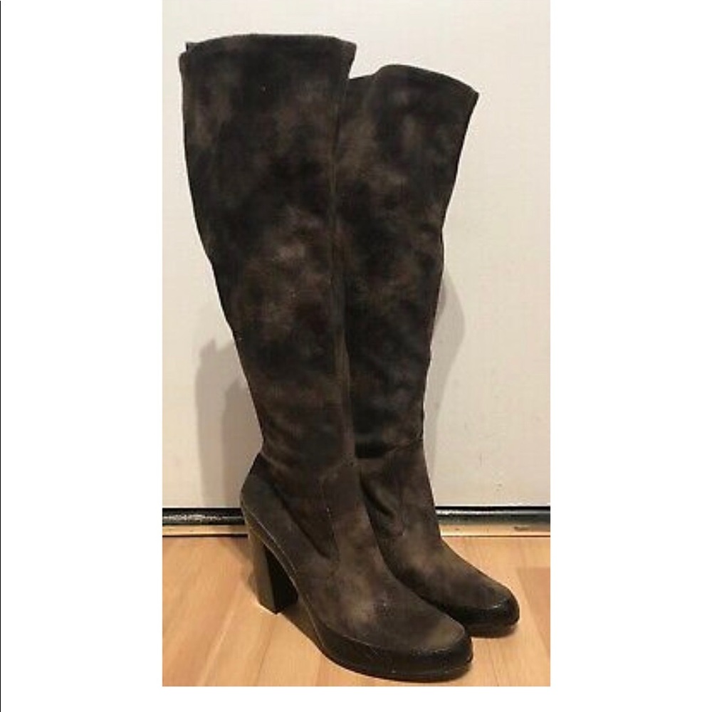 Beautiful barnished knee high suede boots.